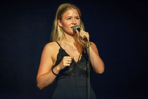 Slam poetry v Docku: Woman edition!