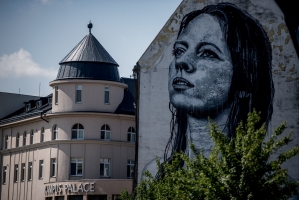 Bývalá kavárna Opera / de l´Europe v pozadí Ostravské Madony