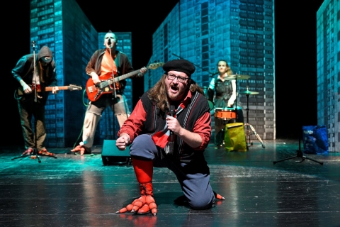 Kdo neskáče, není holub! aneb Zobáky sobě