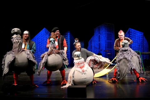 Kdo neskáče, není holub! aneb Zobáky sobě