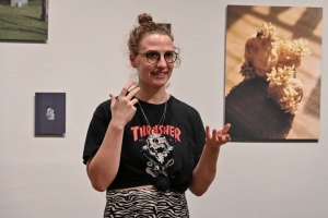 Marcela Očenášová. Sedieť s niekým