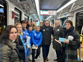 Vyjela vánoční tramvaj, první jízdou podpořila Tyrkysovou sbírku