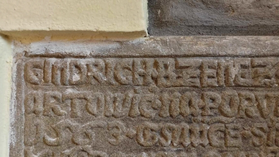 Část desky z dvojnáhrobku dětí Ondřeje Bzence z 16. století. Archiv Černá louka