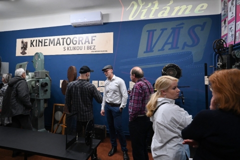 Kinematograf s klikou i bez