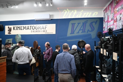 Kinematograf s klikou i bez