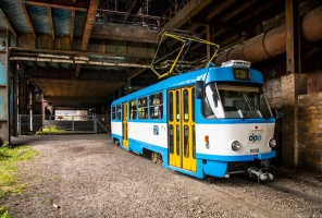 Tramvaj zaparkovaná mezi vysokými pecemi