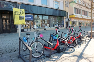 Kromě sdílených kol fungují nyní i koloběžky
