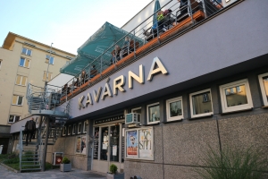 Minikino - artové kino s kavárnou, nabízející regionální minipivovary