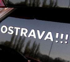 Co znamenají ty "tři vykřičníky"?